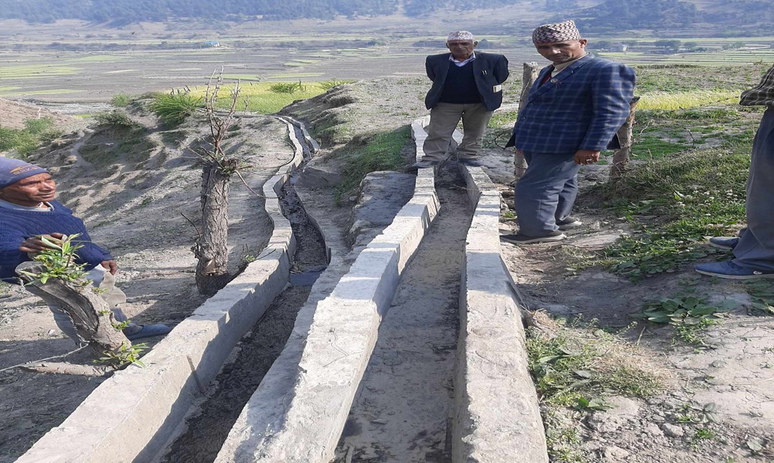 जिल्ला समन्वय प्रमुख गौरीनन्द आचार्य र वार्ड अध्यक्ष टिकादत्त न्यूपाने सिचाइ योजना अनुगमन निरीक्षण गुठिचौर ४